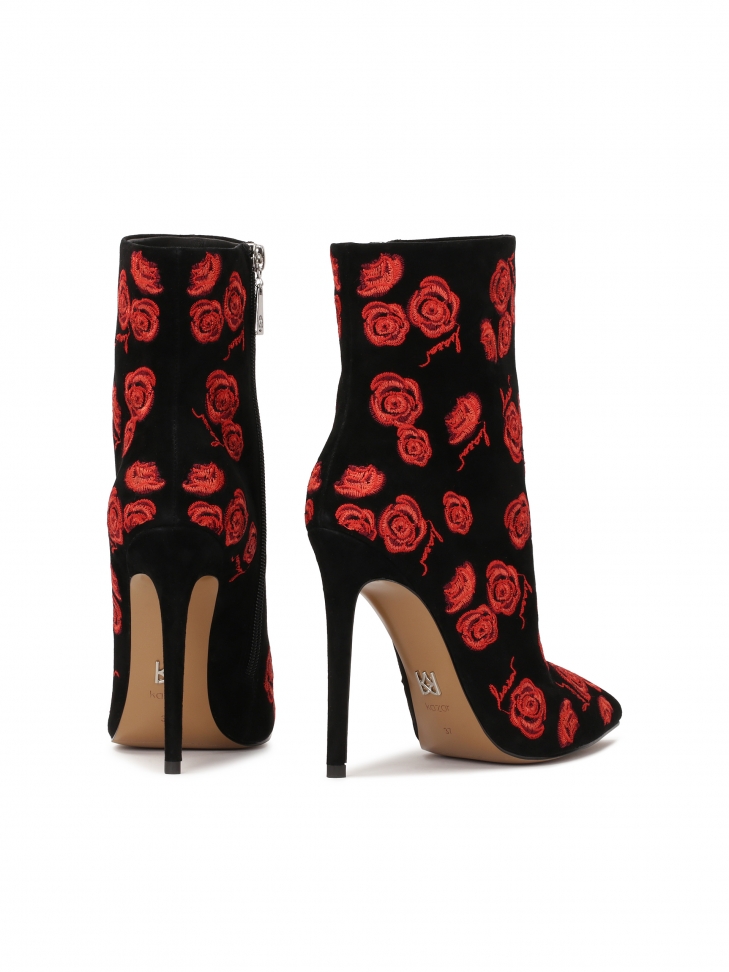 Zamszowe botki z wyszywanymi czerwonymi kwiatkami