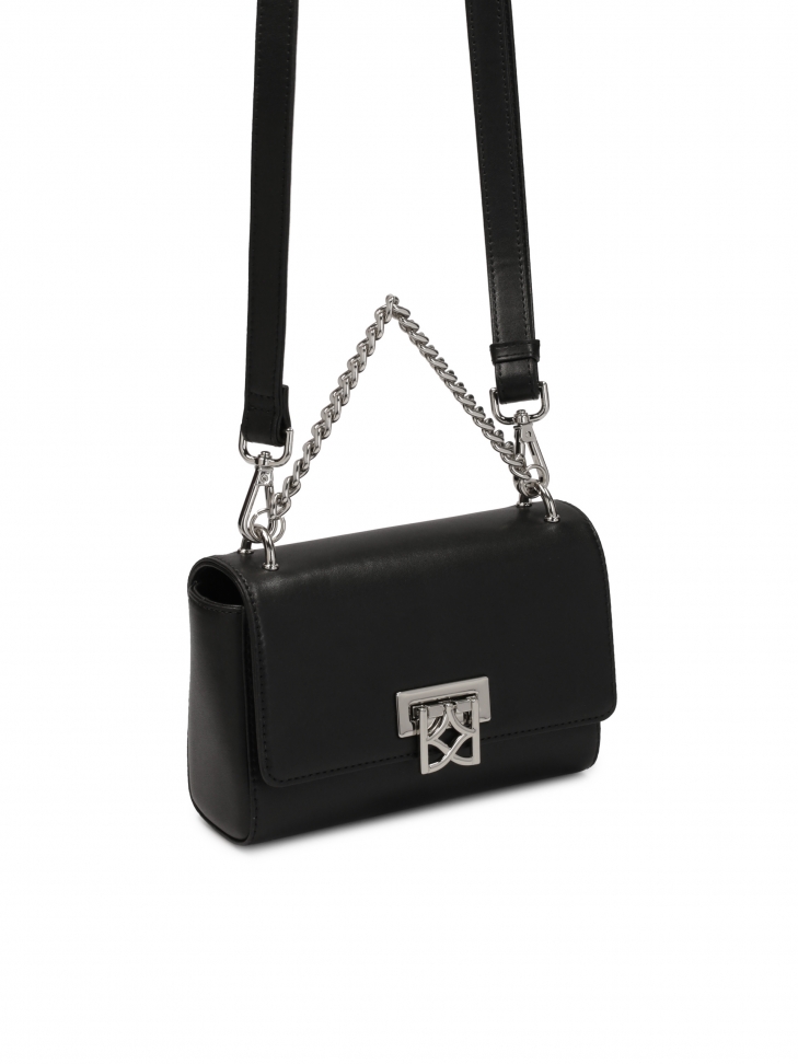 Mała torebka z metalowymi srebrnymi okuciami