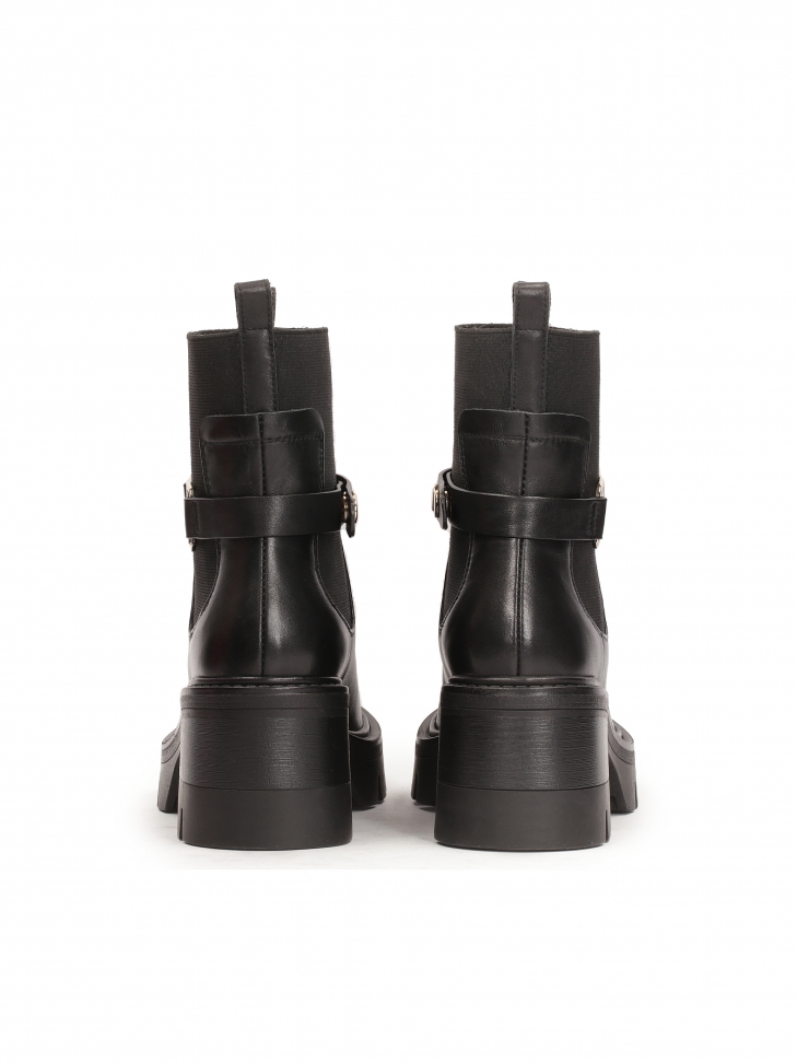 Wsuwane botki z ozdobnym odpinanym paskiem