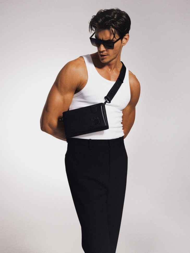 Czarna męska saszetka skórzana z paskiem