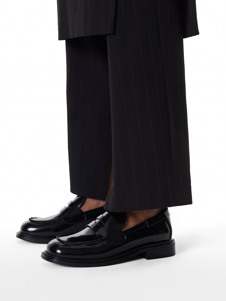 Lakierowane półbuty z przeszyciem na przodzie