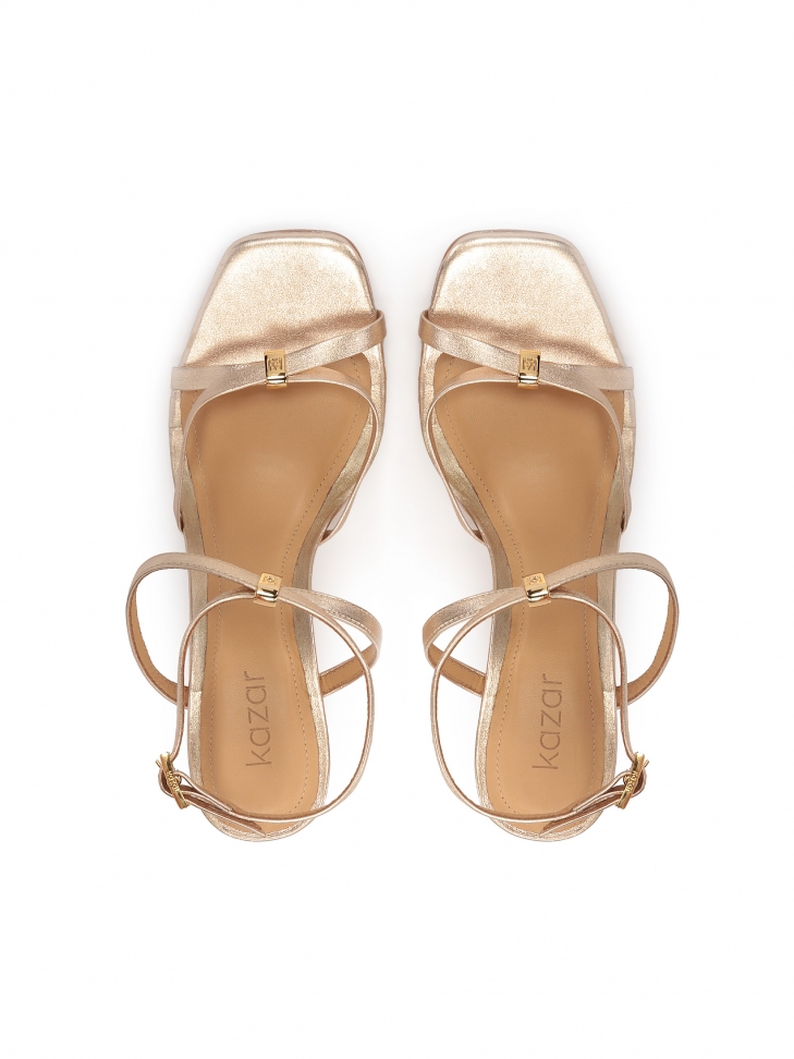 Złote sandały na koturnie