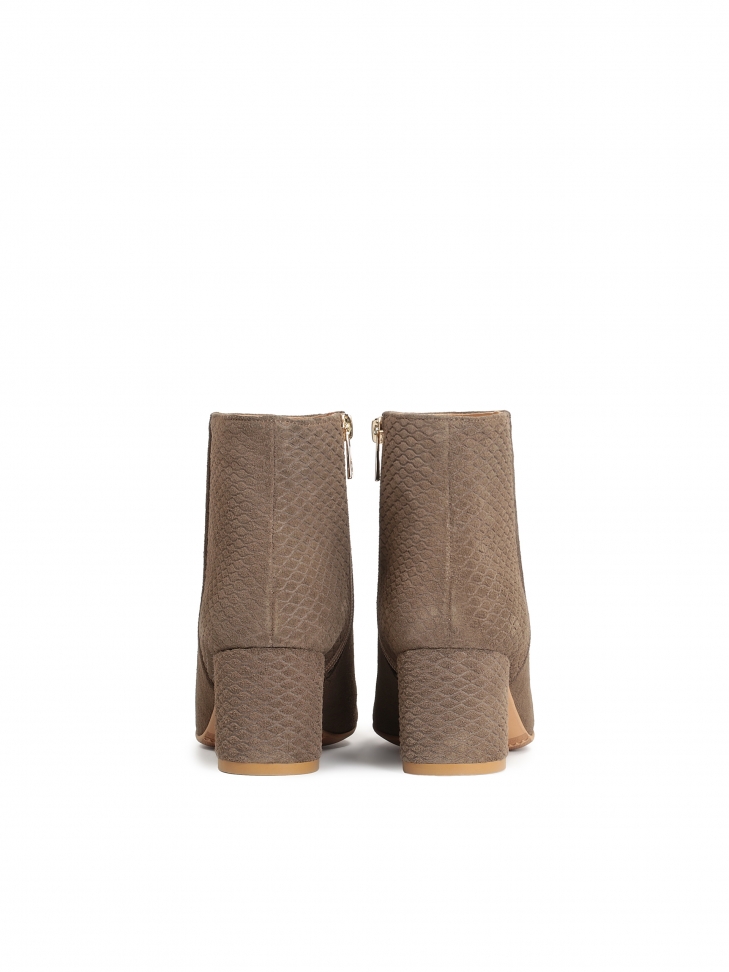 Ciemnobeżowe botki z zamszu ozdobione tłoczeniem