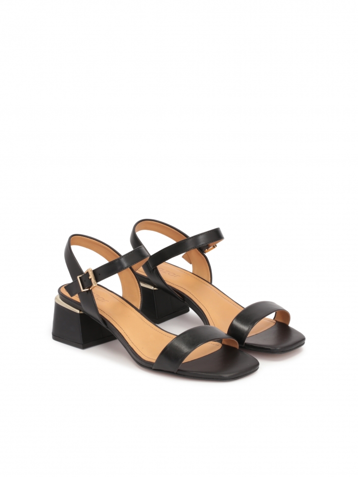 Minimalistyczne czarne sandały z licowej skóry