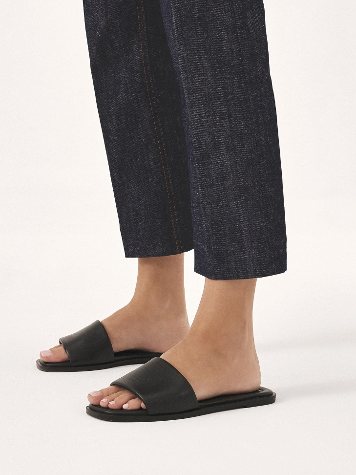 Wsuwane czarne klapki na płaskiej podeszwie
