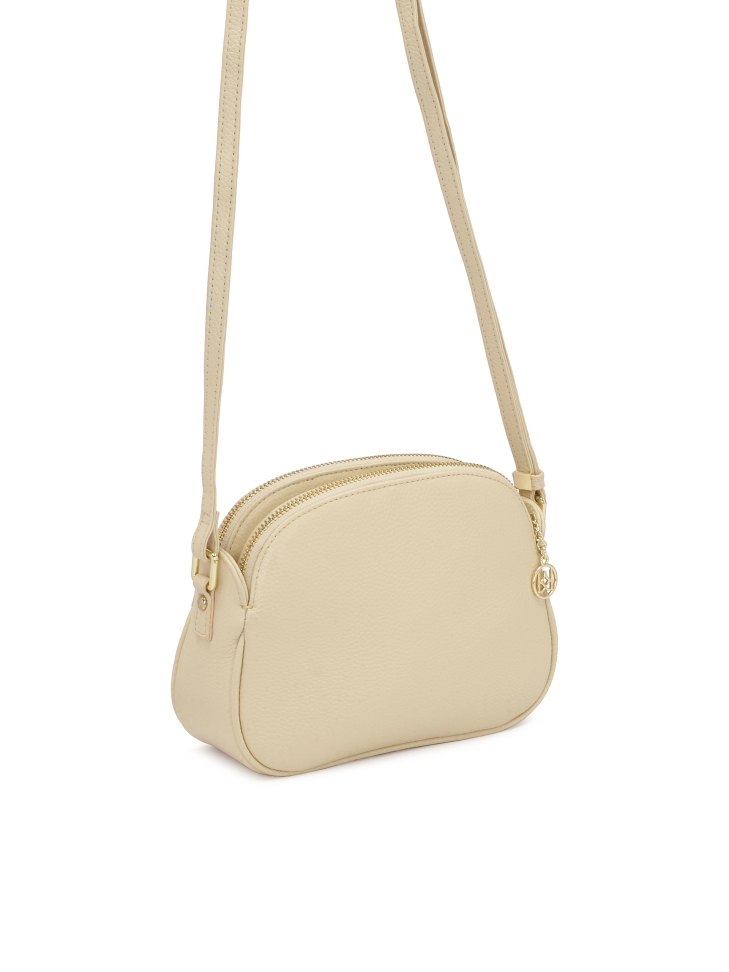 Minimalistyczna beżowa torebka z długim paskiem