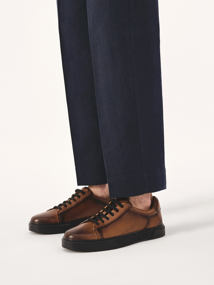 Brązowe sneakersy w stylu smart casual