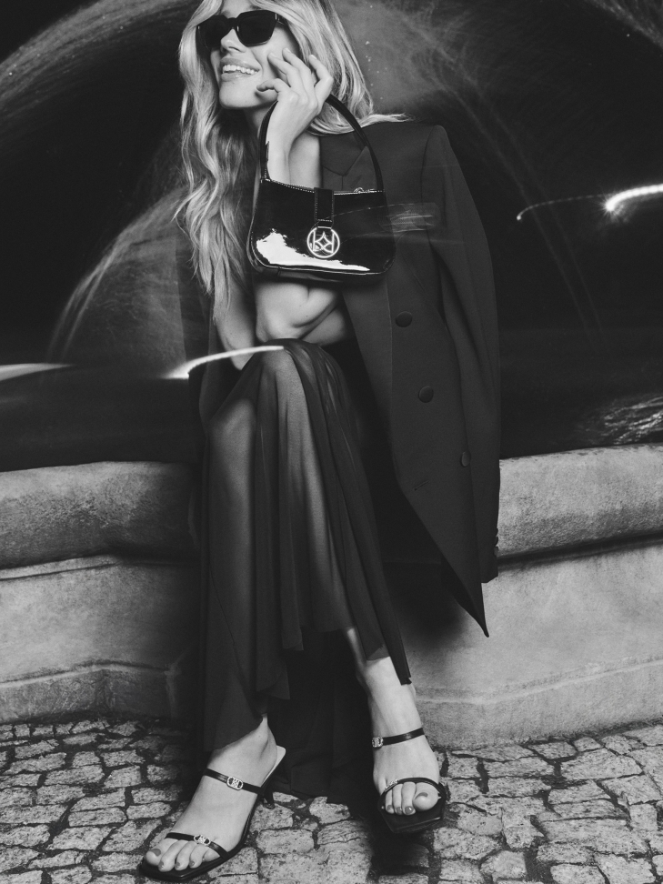 Minimalistyczna czarna torebka z monogramem KAZAR