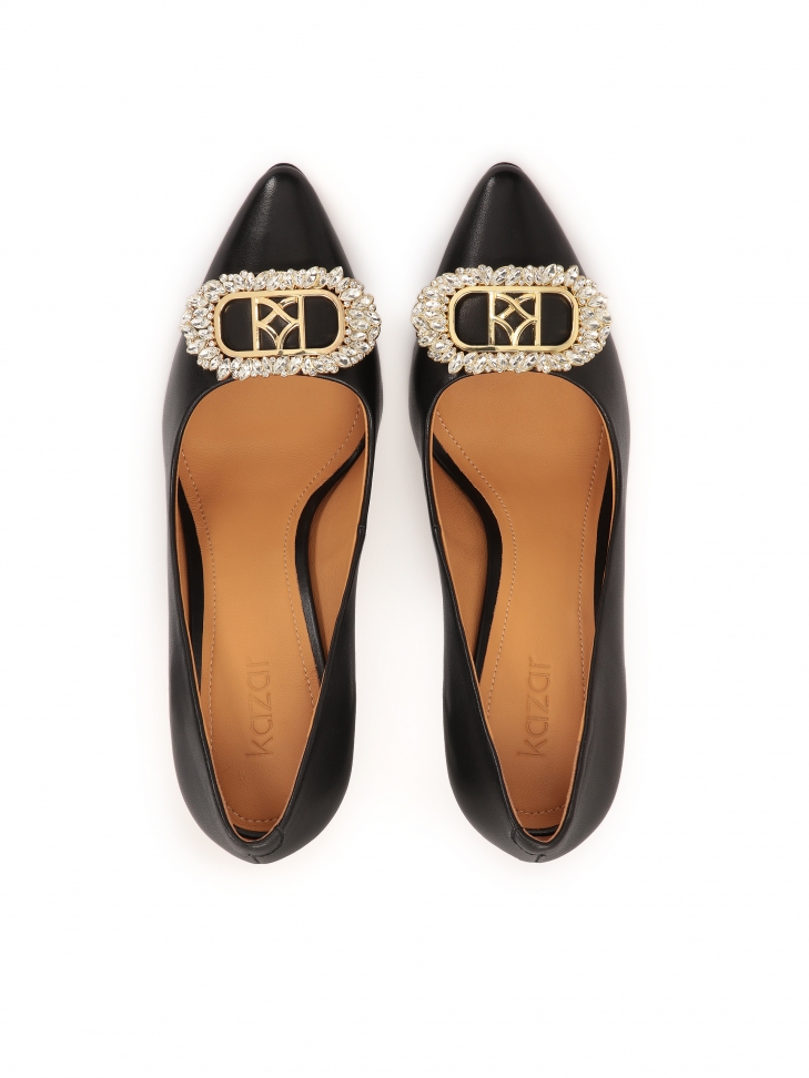 Czarne skórzane szpilki z biżuteryjną dekoracją