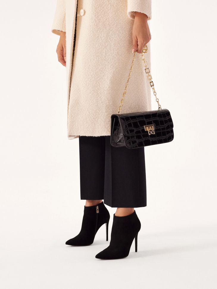 Czarna torebka z tłoczonej skóry na efektownym łańcuszku