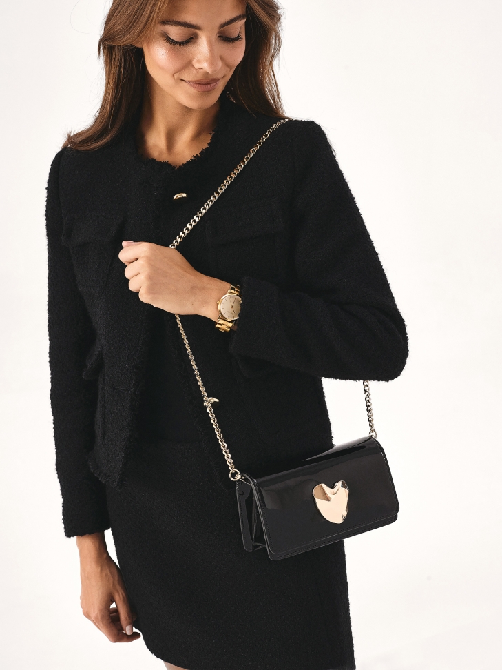 Mała czarna torebka z metalowym otym sercem