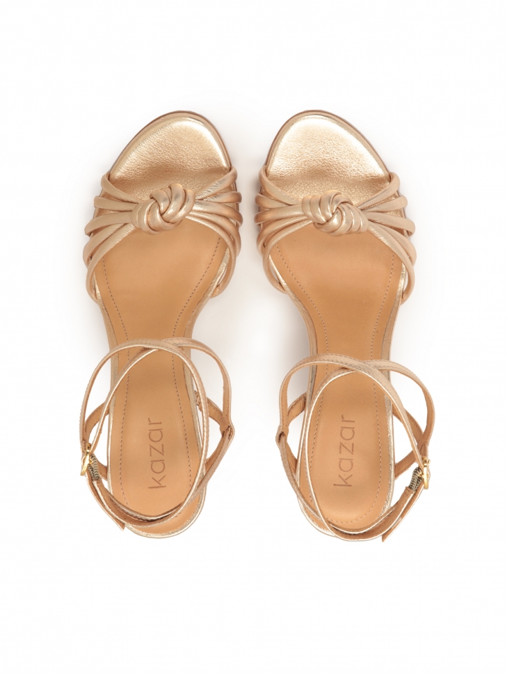 Złote sandały na szpilce z cienkimi paseczkami i supełkiem