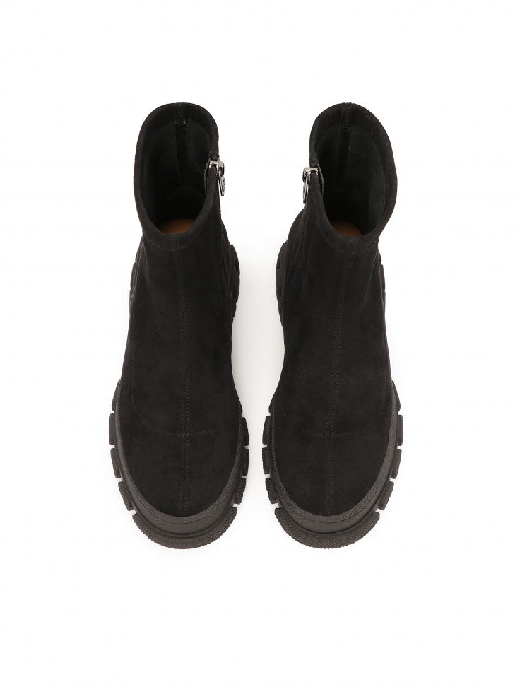 Płaskie botki z elastyczną cholewką