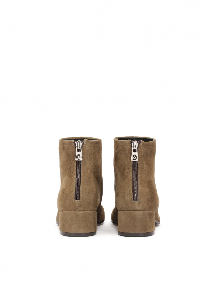 Klasyczne botki z zamszu na niskim obcasie
