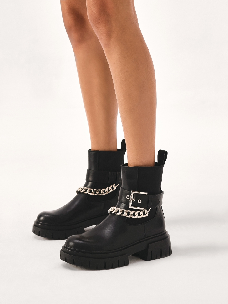 Wsuwane botki z odpinanym paskiem