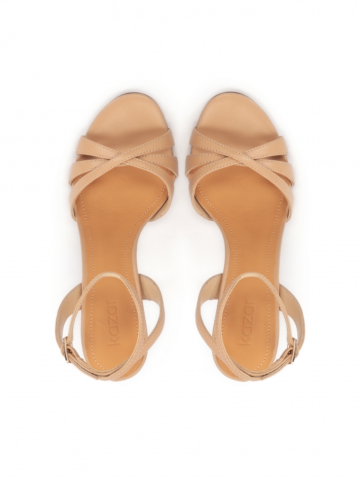 Beżowe sandały na wysokim smukłym obcasie