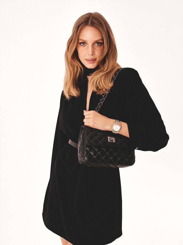 Pikowana torebka z metalowymi nitami