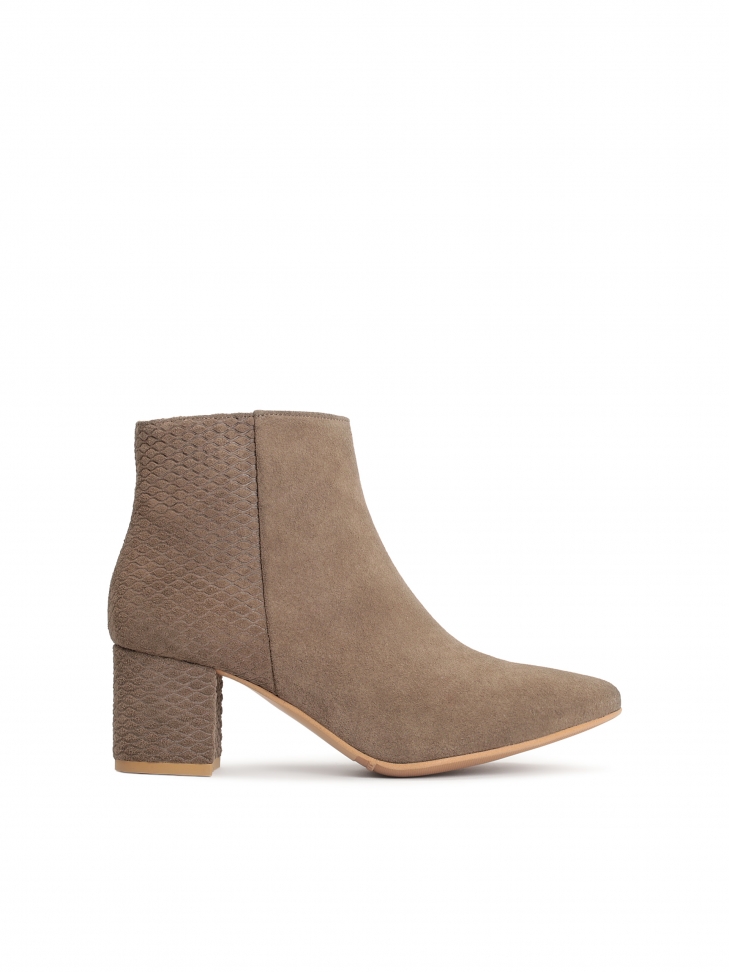 Ciemnobeżowe botki z zamszu ozdobione tłoczeniem