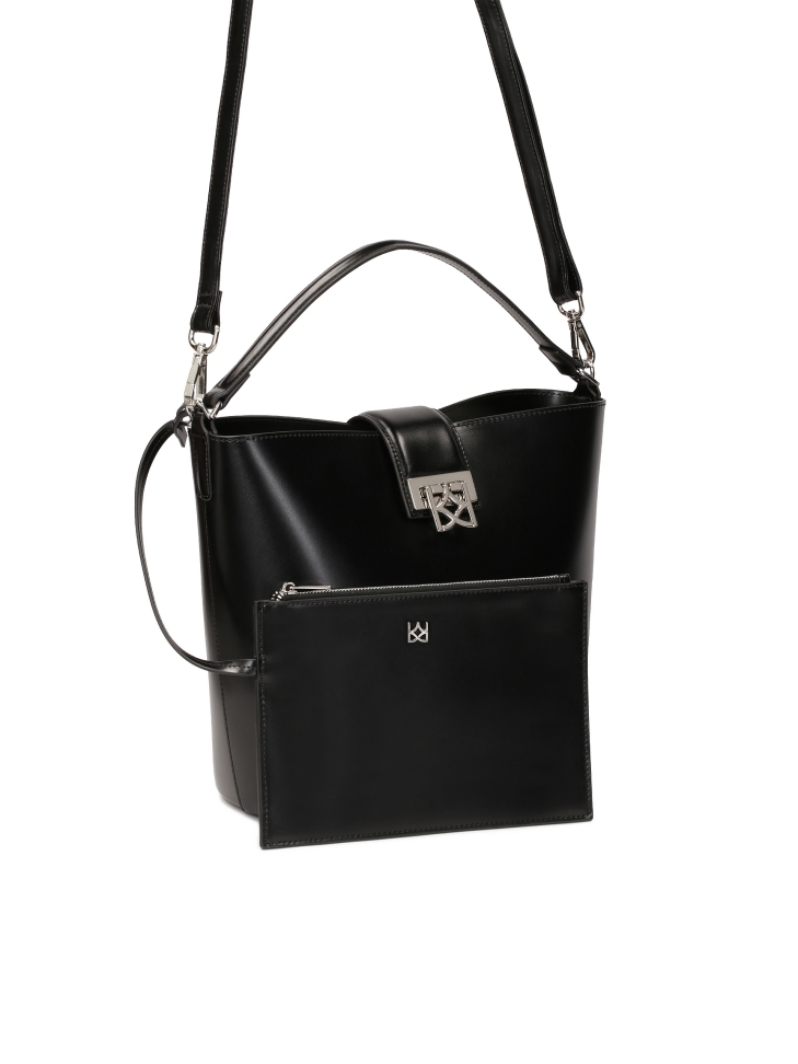 Czarna torebka o sztywnej konstrukcji z saszetką