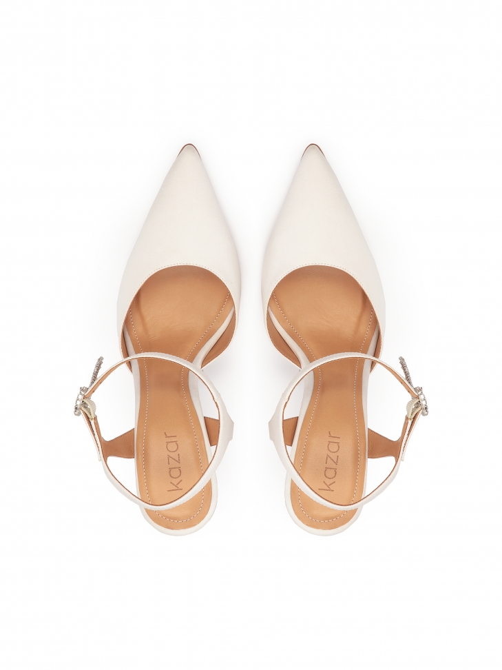 Białe czółenka ślubne z wiszącą ozdobą