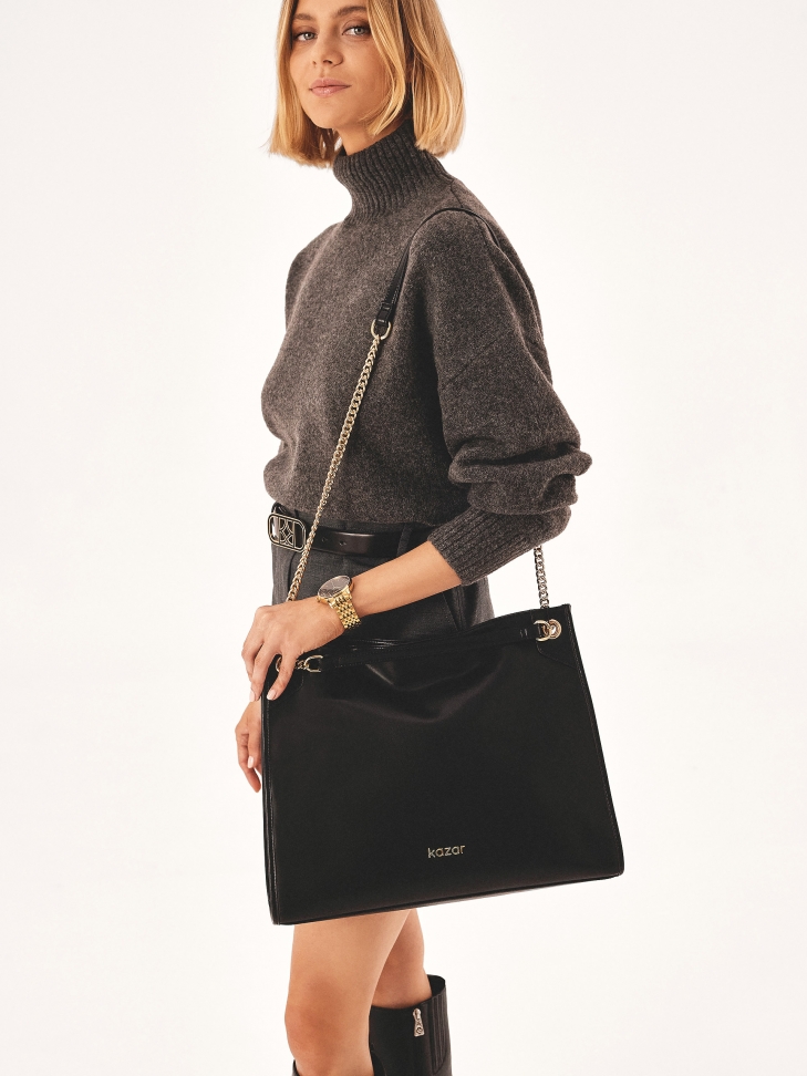 Duża prosta torebka z łańcuchami na ramię