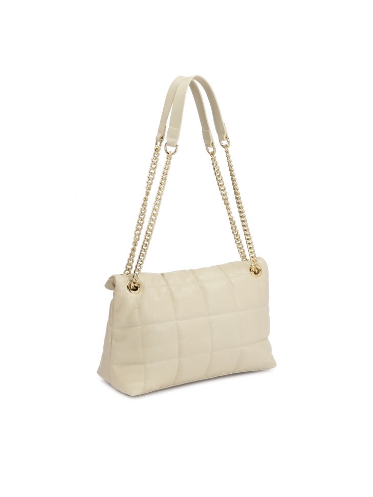 Skórzana torebka na łańcuchu zdobiona pikowaniem