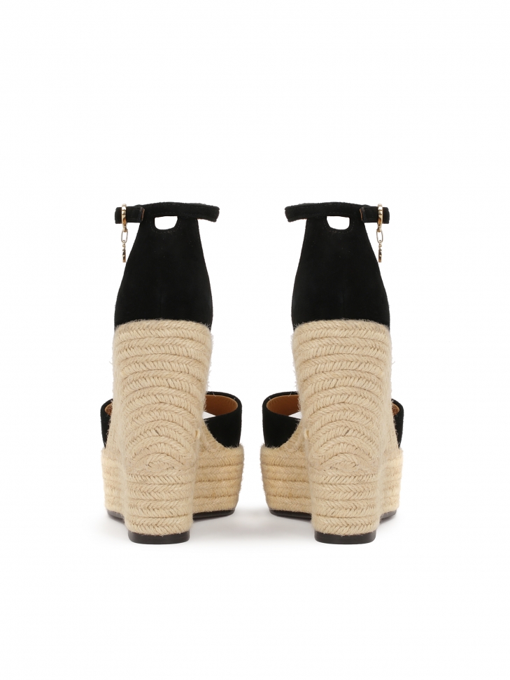 Czarne zamszowe sandały na koturnie i platformie