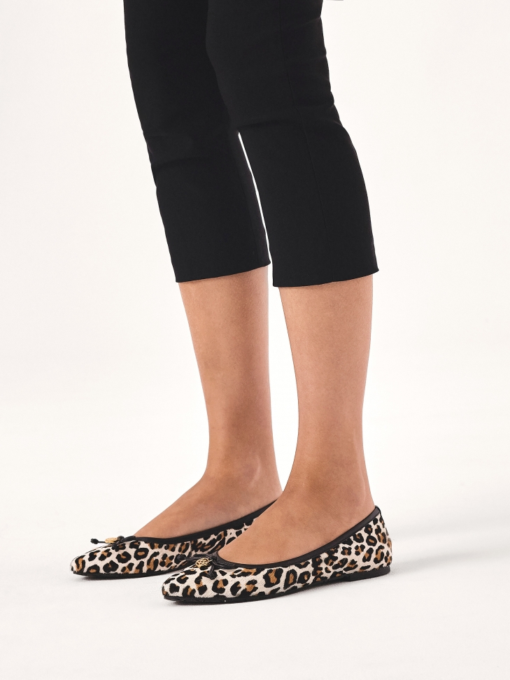 Baleriny ze skóry z naturalnym włosiem w zwierzęcy print