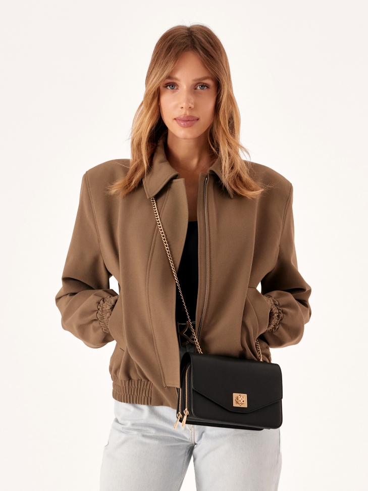 Czarna skórzana listonoszka na łańcuszku