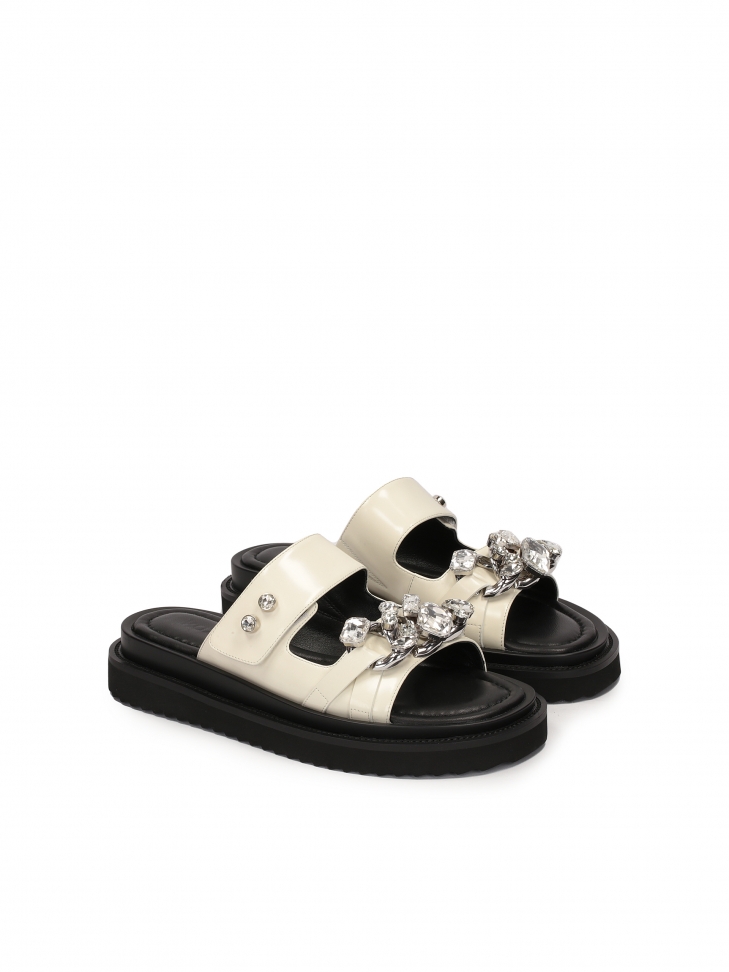 Płaskie skórzane klapki z eleganckim zdobieniem