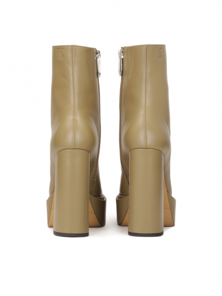 Botki na platformie i klocku ze smukłą cholewką