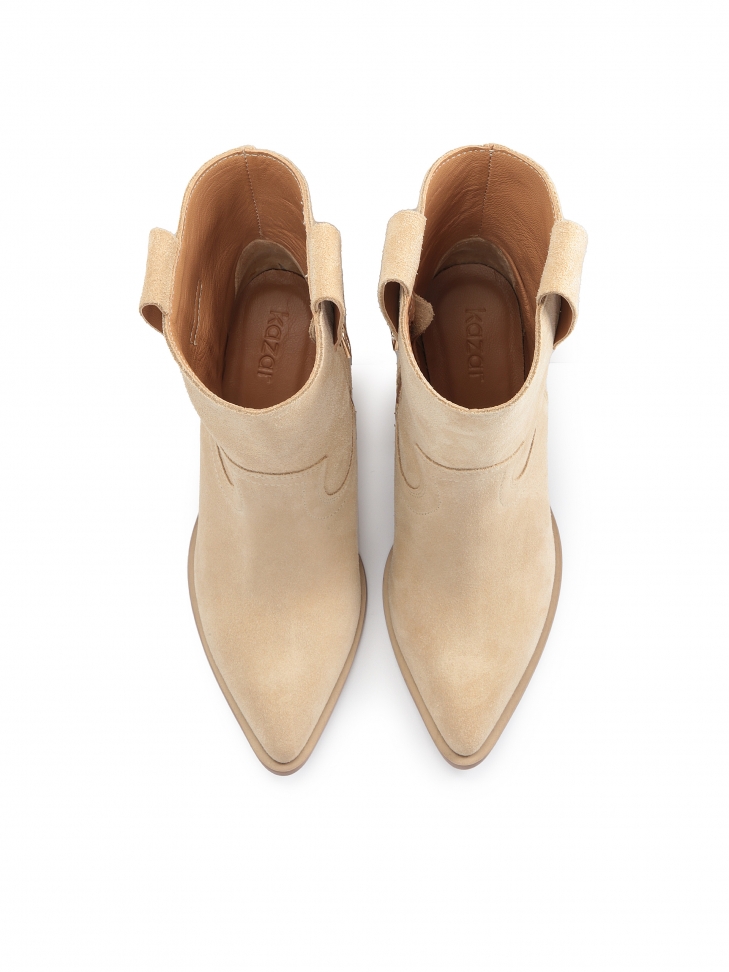 Beżowe kowbojki na obcasie z zaoągloną cholewką