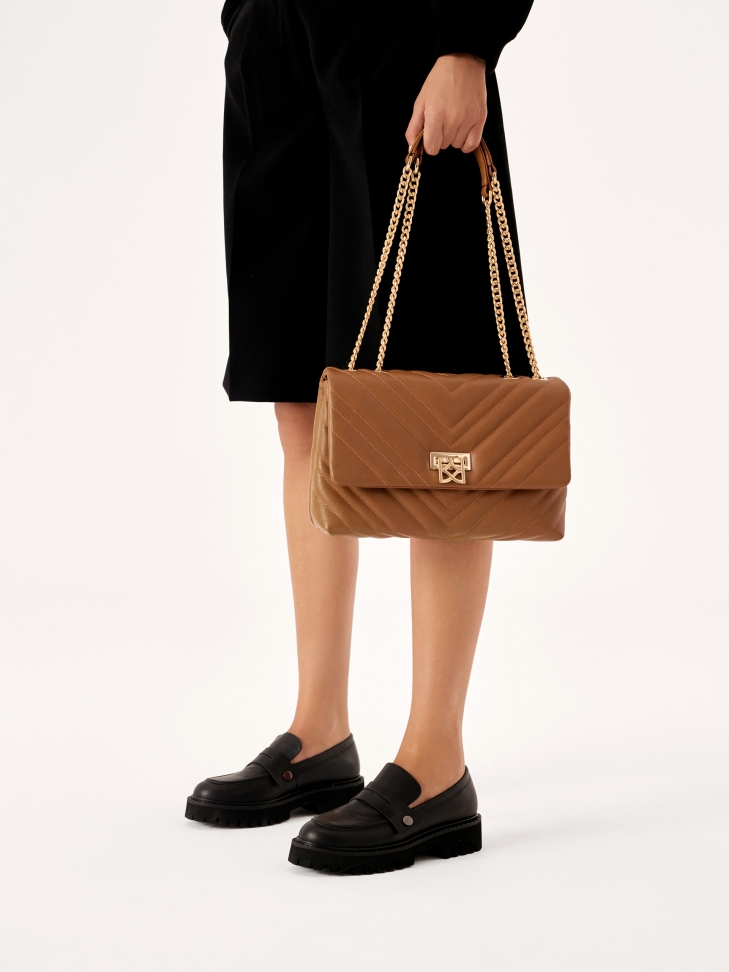 Czarne półbuty z wymiennymi ozdobnymi paskami