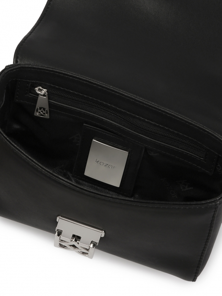 Mała torebka z metalowymi srebrnymi okuciami