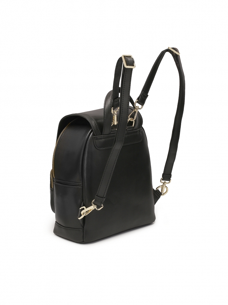 Czarny skórzany plecak z klapą