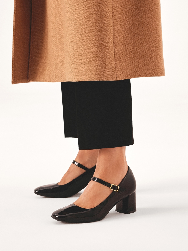 Lakierowane czółenka z paskiem