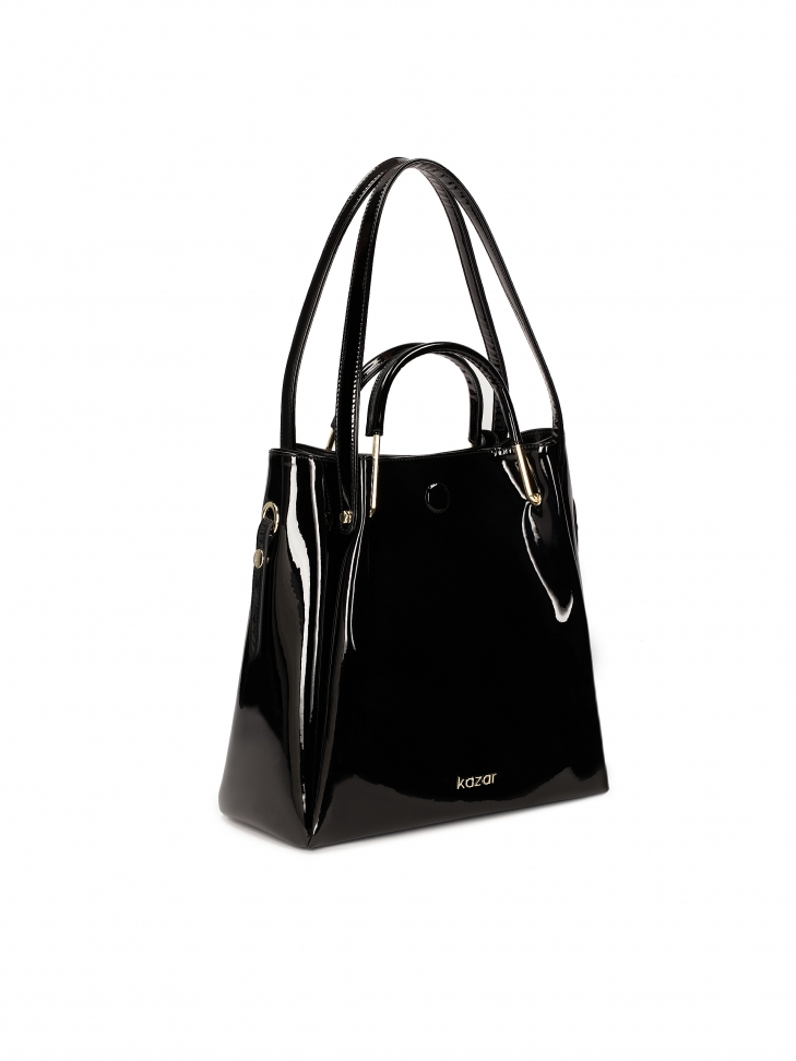 Czarna lakierowana torebka z metalowymi uchwytami