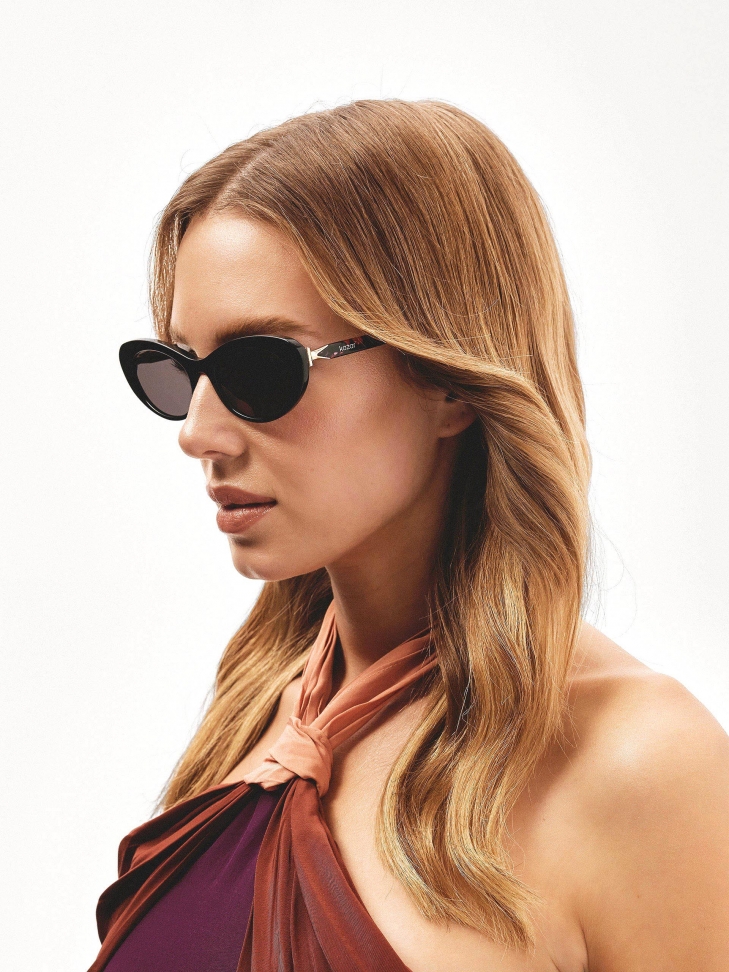 Przeciwsłoneczne okulary damskie z kolorowymi zausznikami