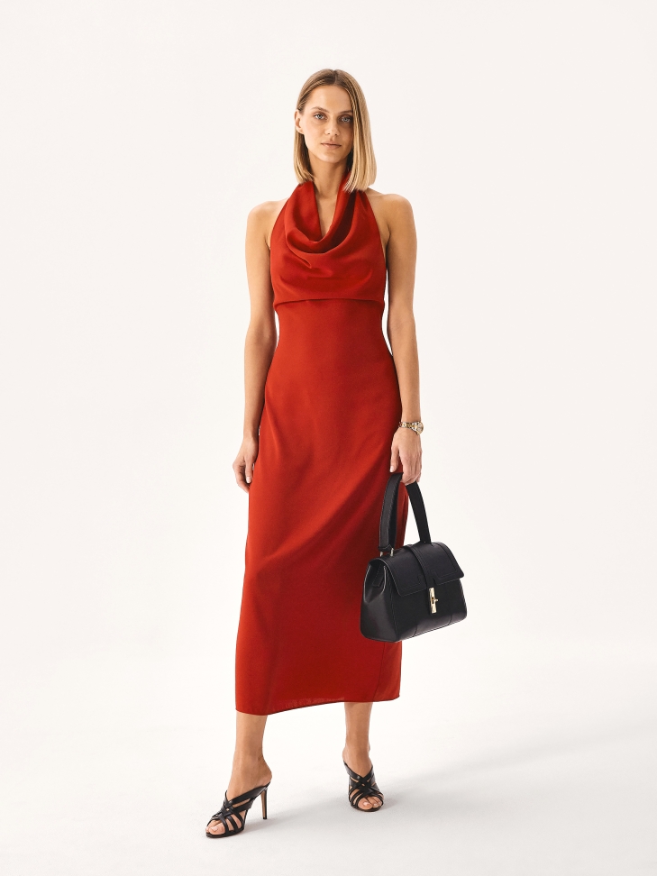 Czarna skórzana torebka z unikatową klapą