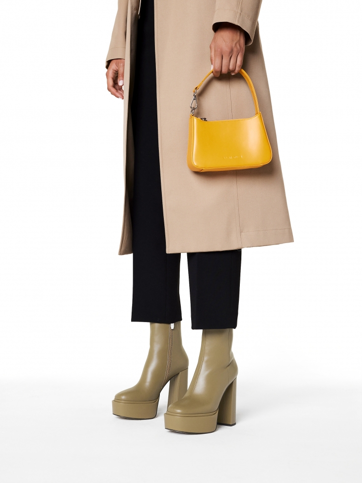 Botki na platformie i klocku ze smukłą cholewką