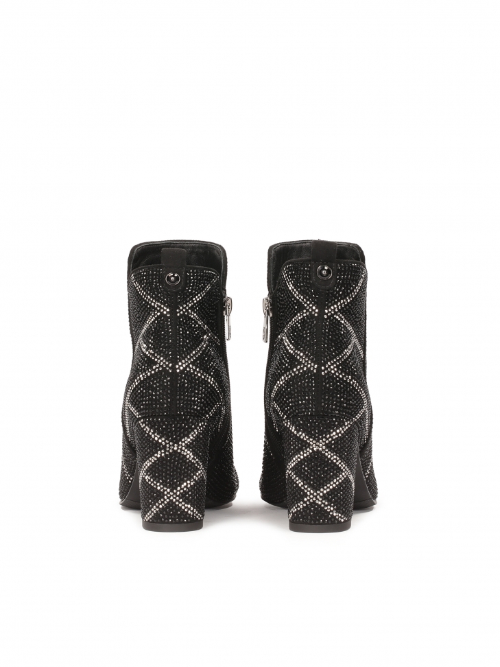 Botki na słupku poyte yształkami