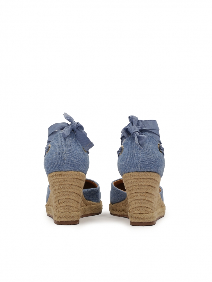 Niebieskie wiązane sandały na koturnie