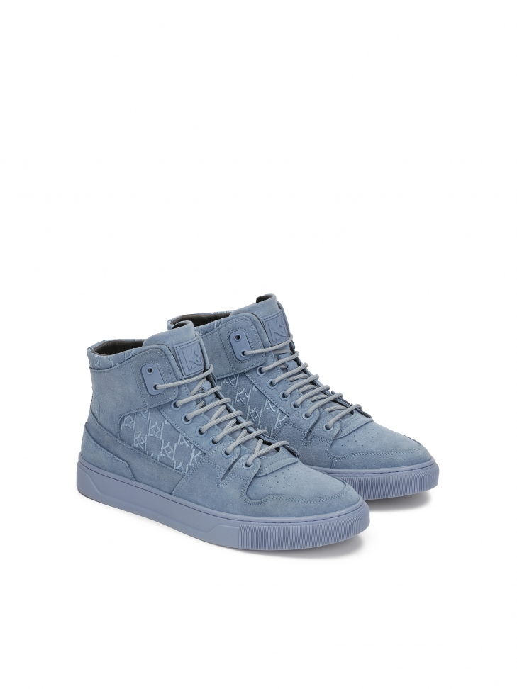 Niebieskie wysokie sneakersy zdobione monogramami