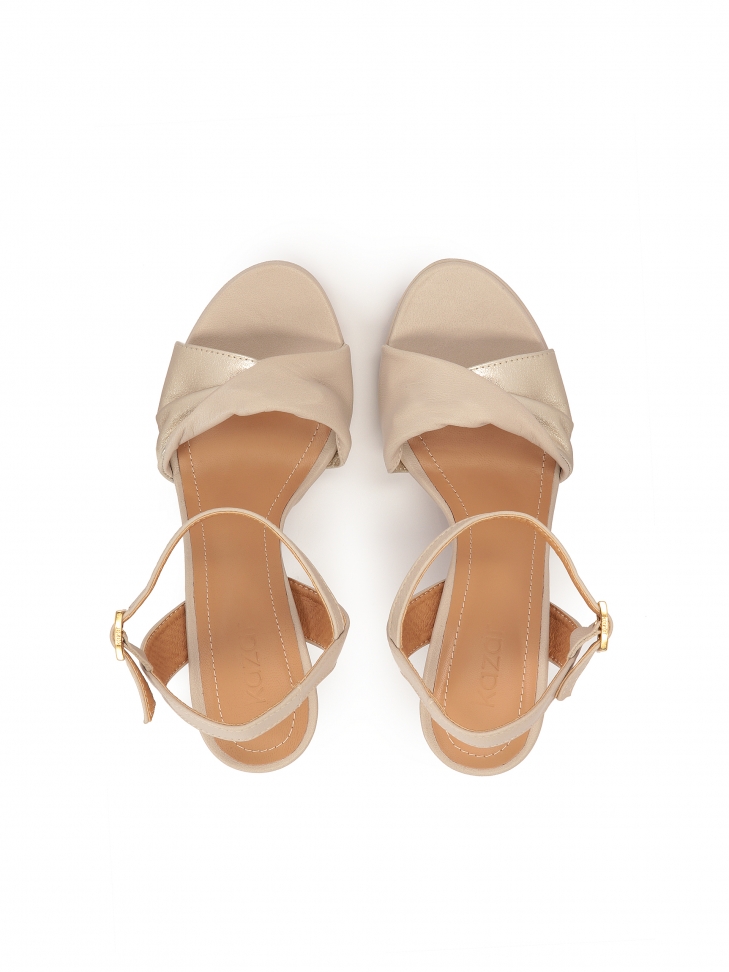 Beżowo-ote sandały na szerokim obcasie