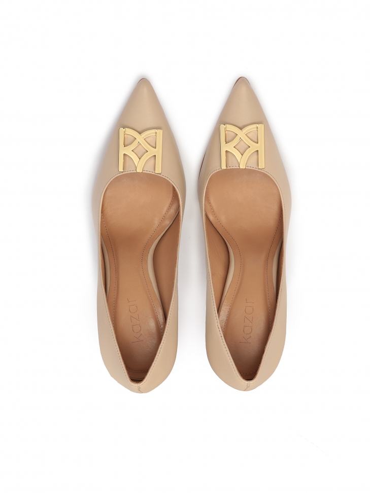 Skórzane czółenka z metalową ozdobą