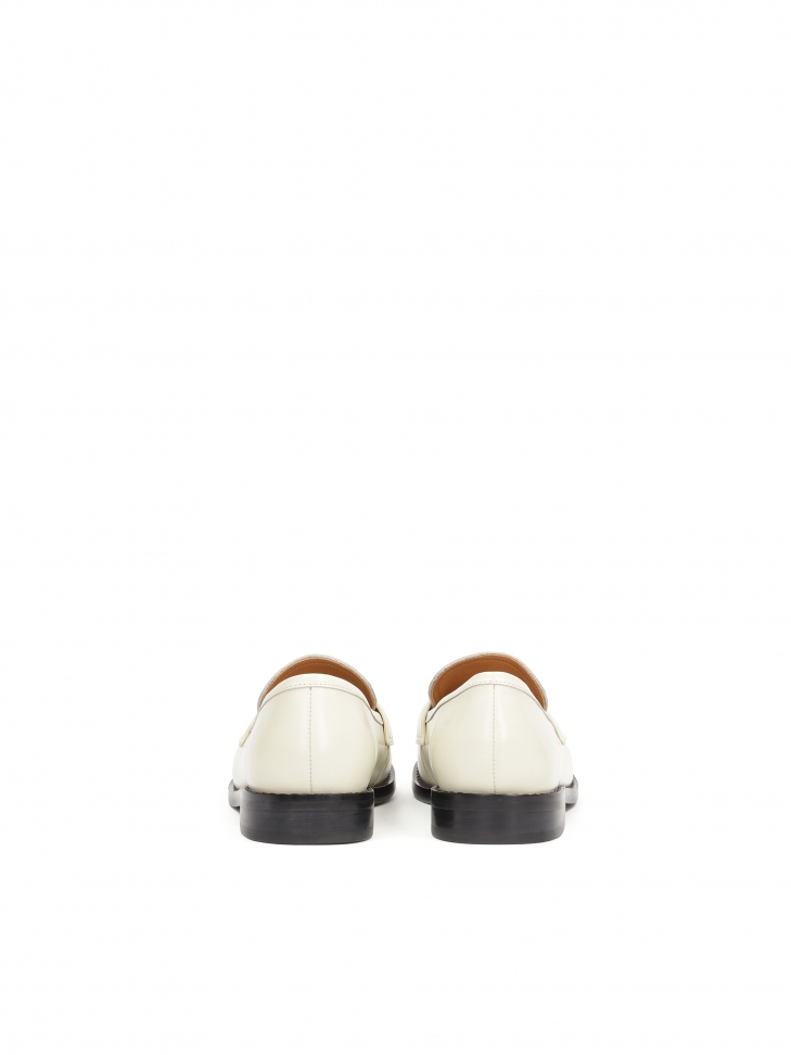 Białe loafersy z czarną podeszwą