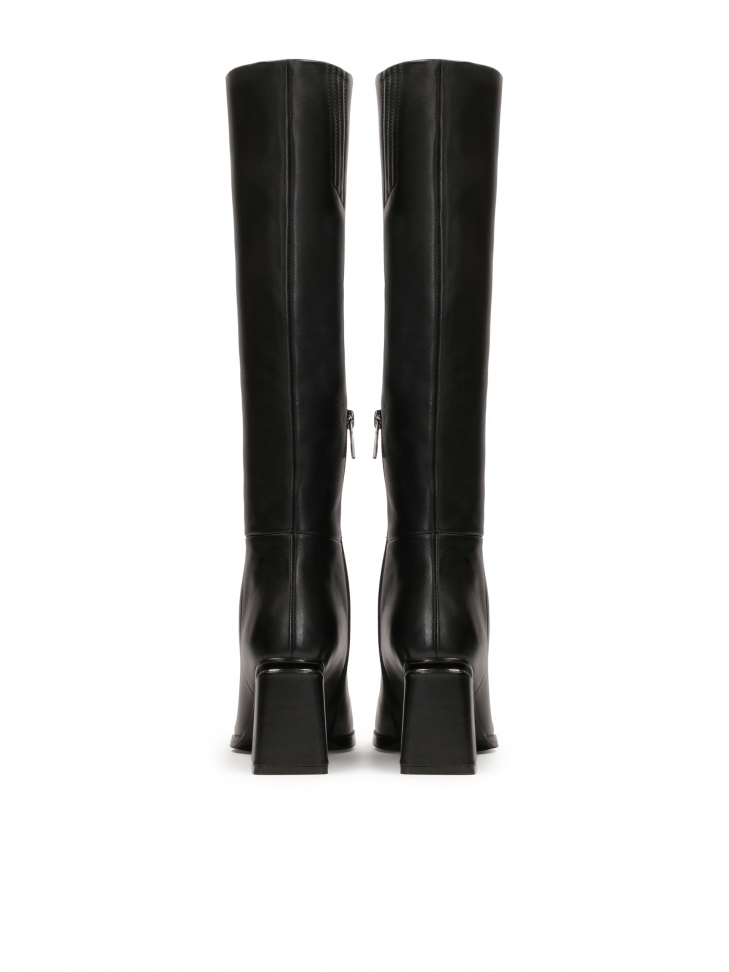 Czarne kozaki na obcasie z metalową ozdobą