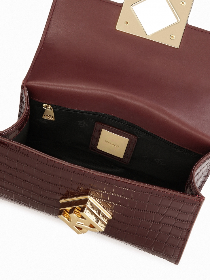 Bordowa torebka w tłoczony wzór z łańcuchem