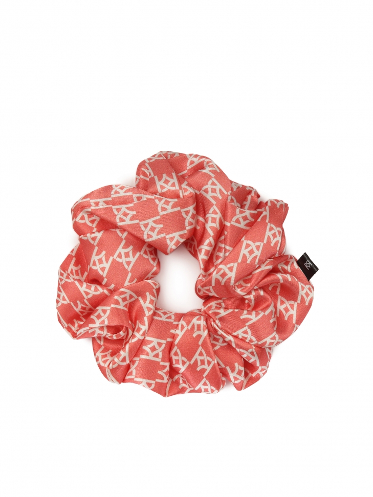 Czerwona gumka scrunchie w białe monogramy