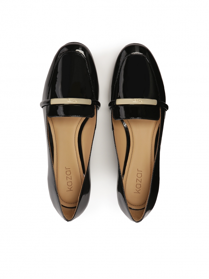 Płaskie czółenka z lakierowanej skóry